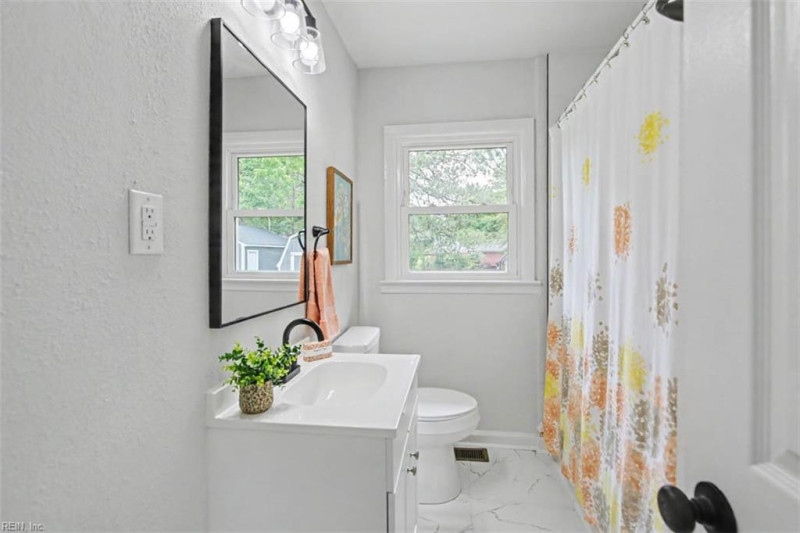 Photo 5 of 38 residential for sale in Chesapeake virginia