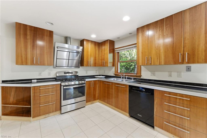 Photo 6 of 40 residential for sale in Virginia Beach virginia