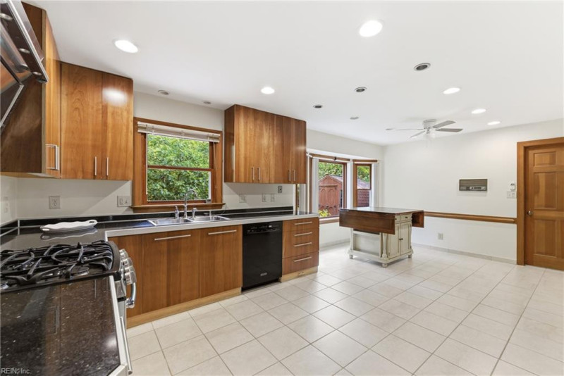 Photo 7 of 40 residential for sale in Virginia Beach virginia