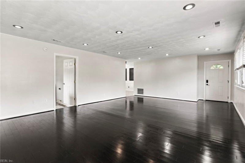 Photo 5 of 38 residential for sale in Suffolk virginia