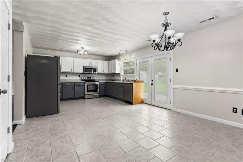 Photo 7 of 38 residential for sale in Suffolk virginia