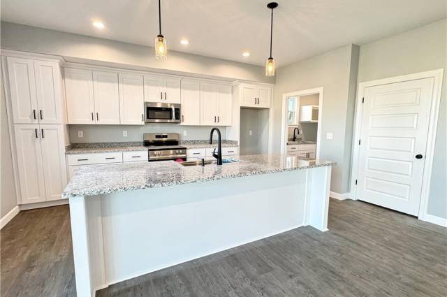 Kitchen (fixtures, finishes and upgrades may vary from build to build)