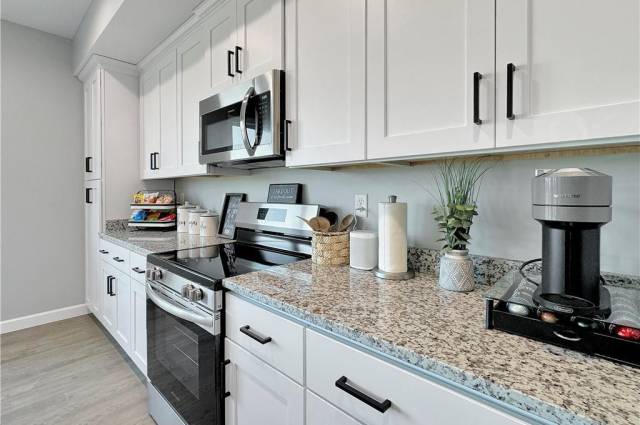 Kitchen (fixtures, finishes and upgrades may vary from build to build)