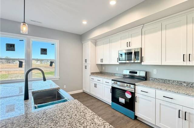 Kitchen (fixtures, finishes and upgrades may vary from build to build)