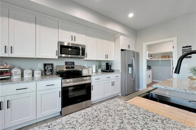 Kitchen (fixtures, finishes and upgrades may vary from build to build)