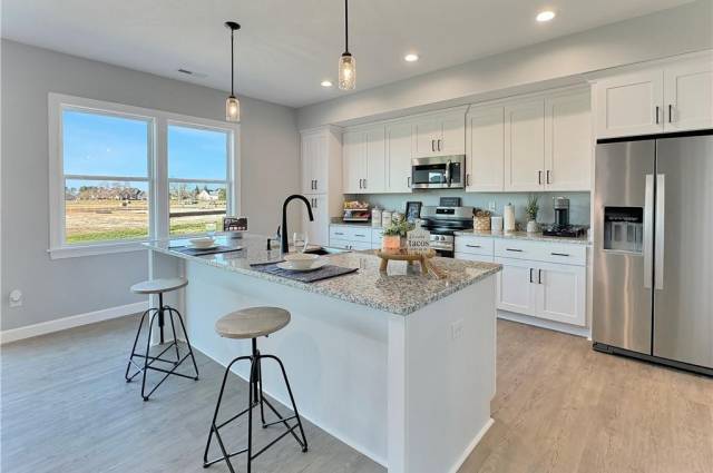 Kitchen (fixtures, finishes and upgrades may vary from build to build)