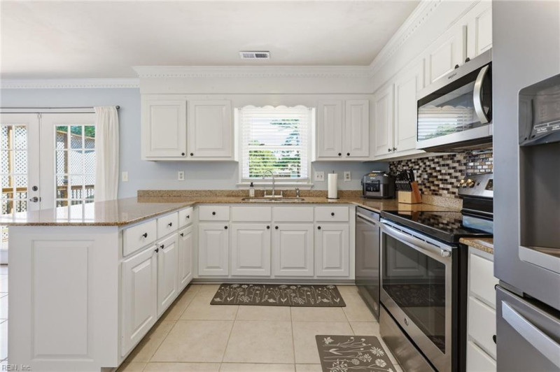 Photo 8 of 35 residential for sale in Chesapeake virginia