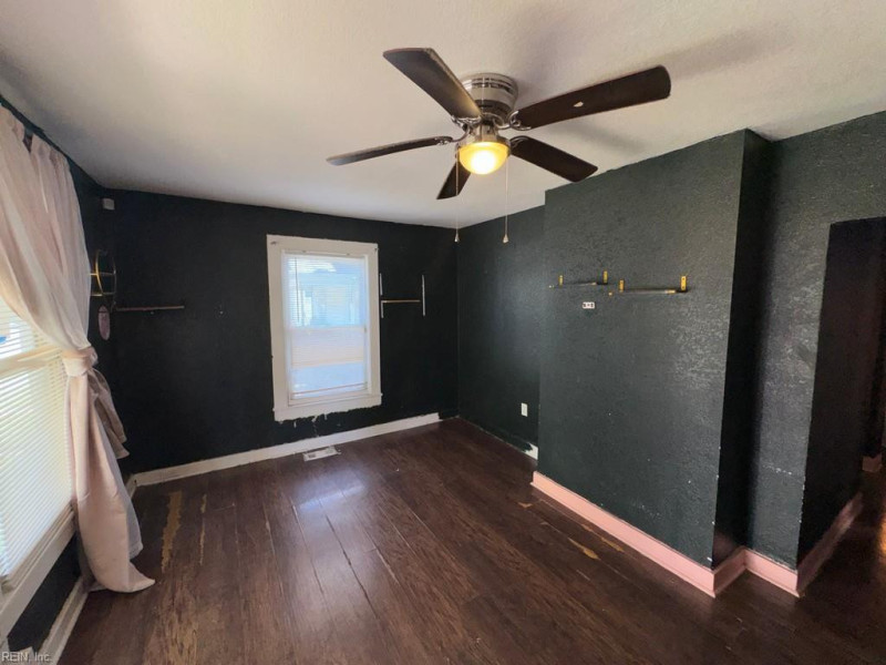 Photo 3 of 13 residential for sale in Portsmouth virginia