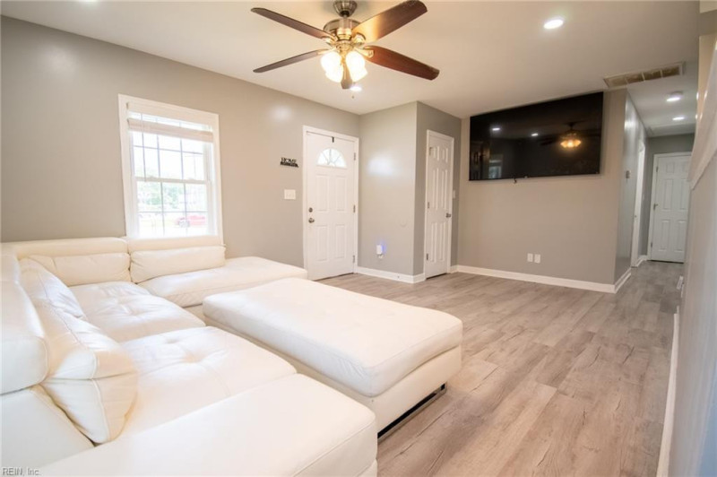 Photo 12 of 32 residential for sale in Hampton virginia