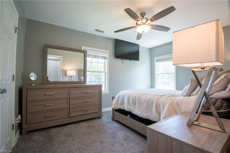Photo 13 of 32 residential for sale in Hampton virginia