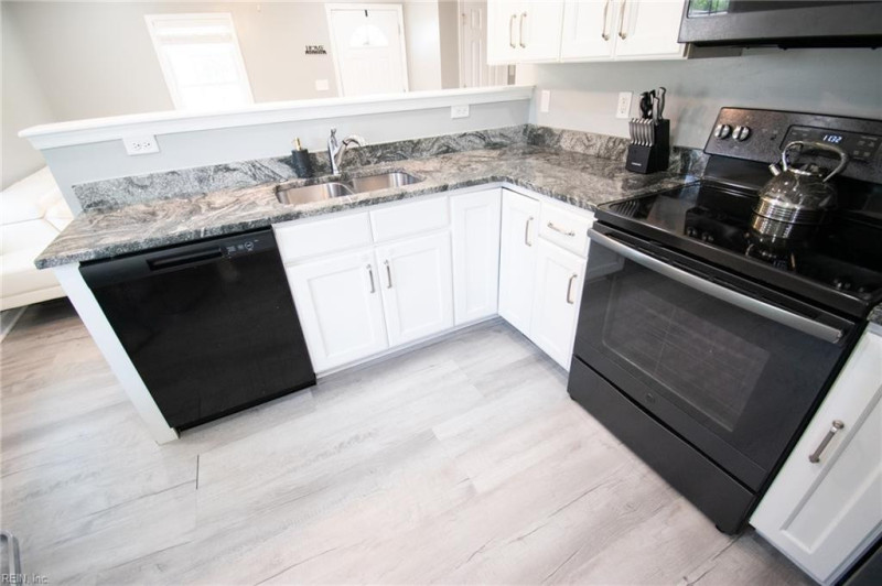 Photo 4 of 32 residential for sale in Hampton virginia