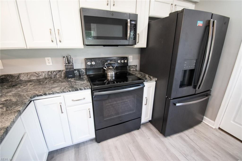 Photo 5 of 32 residential for sale in Hampton virginia