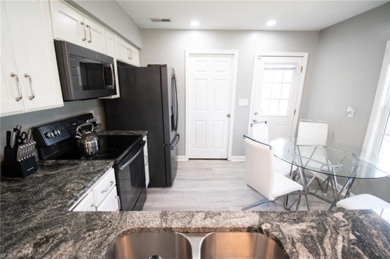 Photo 7 of 32 residential for sale in Hampton virginia