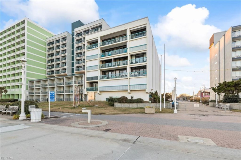 Photo 3 of 31 residential for sale in Virginia Beach virginia