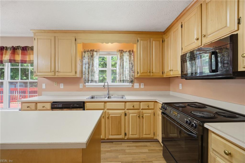 Photo 12 of 24 residential for sale in York County virginia