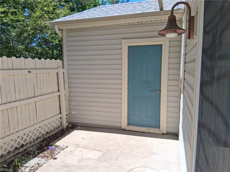 Photo 4 of 21 residential for sale in Chesapeake virginia