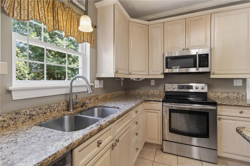 Photo 17 of 50 residential for sale in Chesapeake virginia