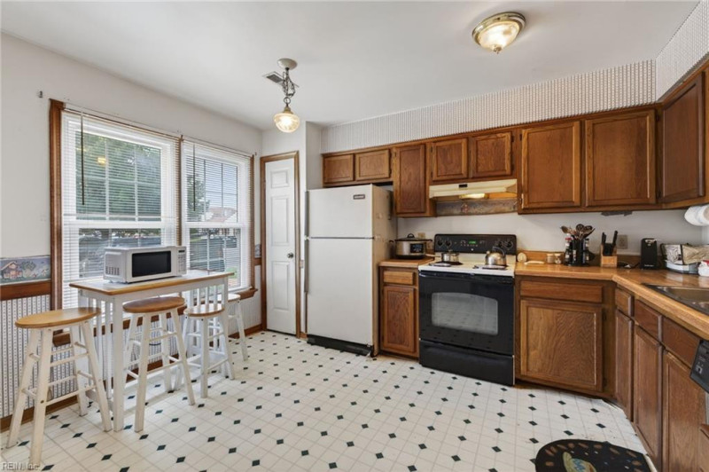 Photo 3 of 22 residential for sale in Virginia Beach virginia