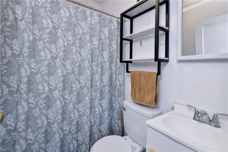 Photo 18 of 25 residential for sale in Portsmouth virginia