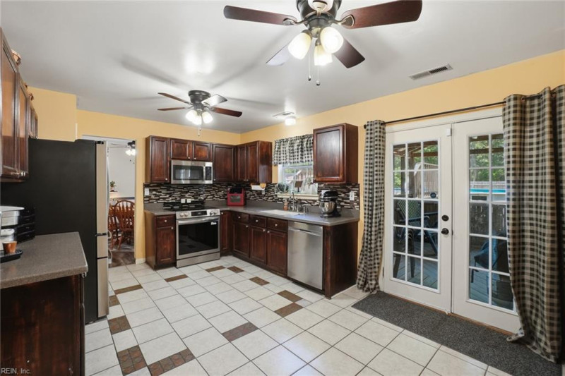 Photo 4 of 36 residential for sale in Suffolk virginia