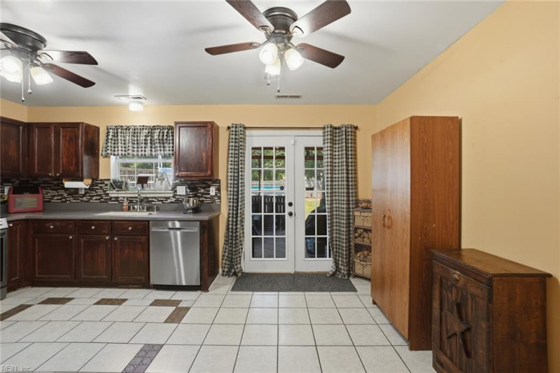 Photo 7 of 36 residential for sale in Suffolk virginia
