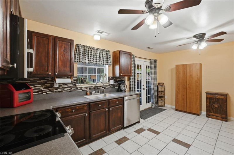Photo 8 of 36 residential for sale in Suffolk virginia
