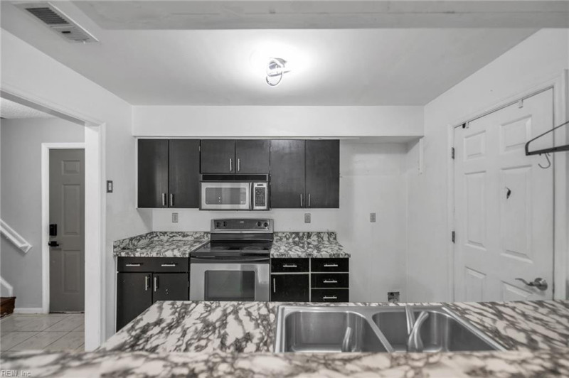 Photo 11 of 26 residential for sale in Chesapeake virginia