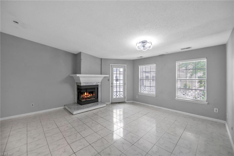 Photo 14 of 26 residential for sale in Chesapeake virginia