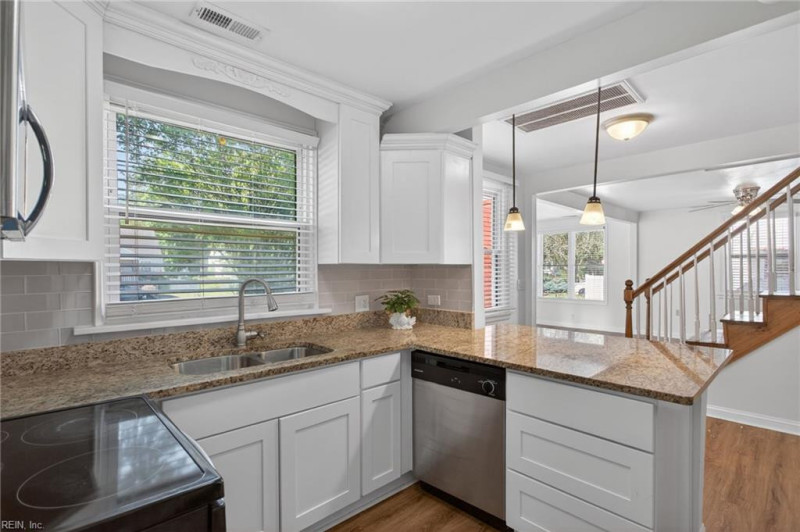 Photo 10 of 32 residential for sale in Portsmouth virginia