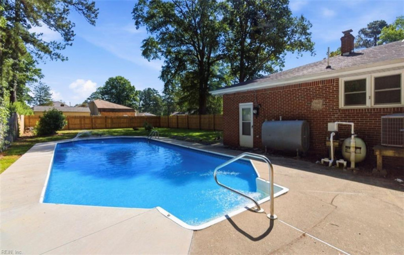 Photo 13 of 25 residential for sale in Chesapeake virginia