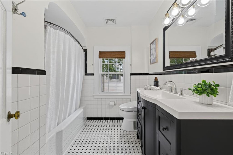 Photo 18 of 38 residential for sale in Portsmouth virginia