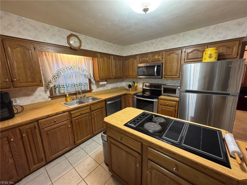 Photo 3 of 12 residential for sale in Chesapeake virginia
