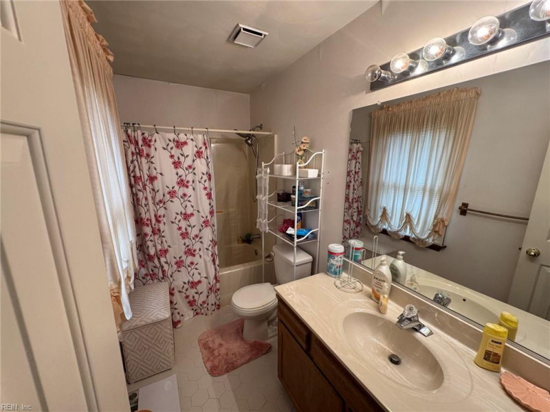 Photo 7 of 12 residential for sale in Chesapeake virginia