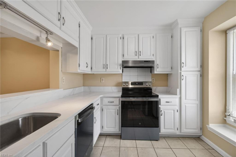 Photo 4 of 29 residential for sale in Chesapeake virginia