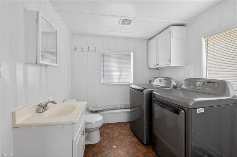 Photo 19 of 38 residential for sale in Portsmouth virginia