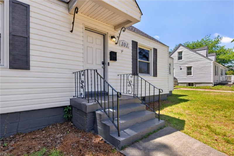 Photo 2 of 38 residential for sale in Portsmouth virginia