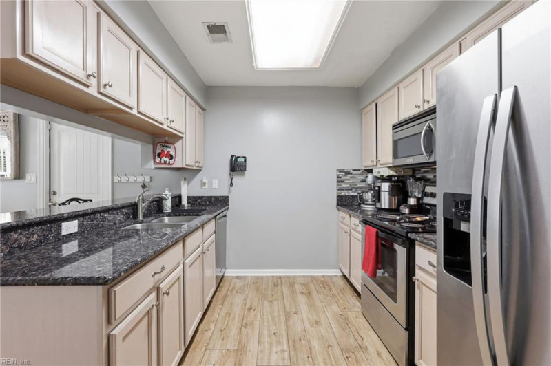 Photo 11 of 34 residential for sale in Chesapeake virginia
