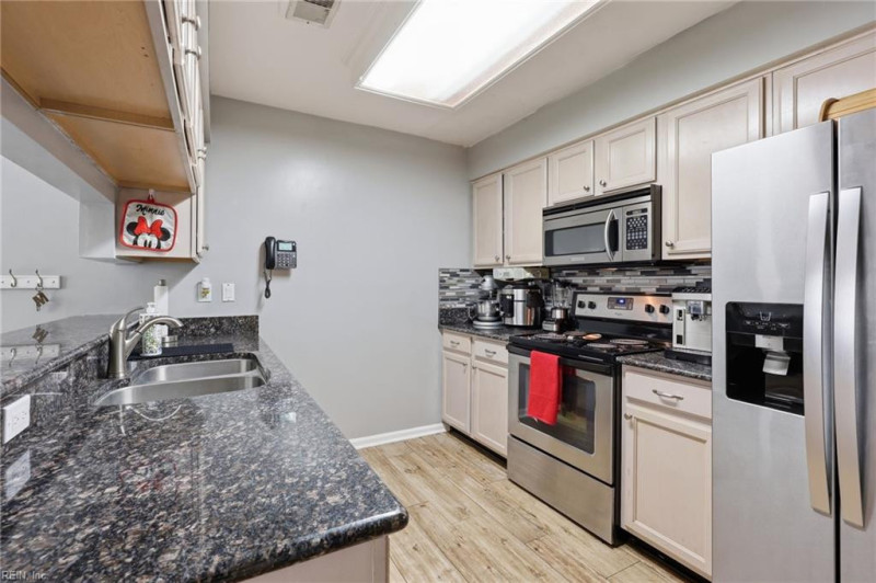 Photo 12 of 34 residential for sale in Chesapeake virginia