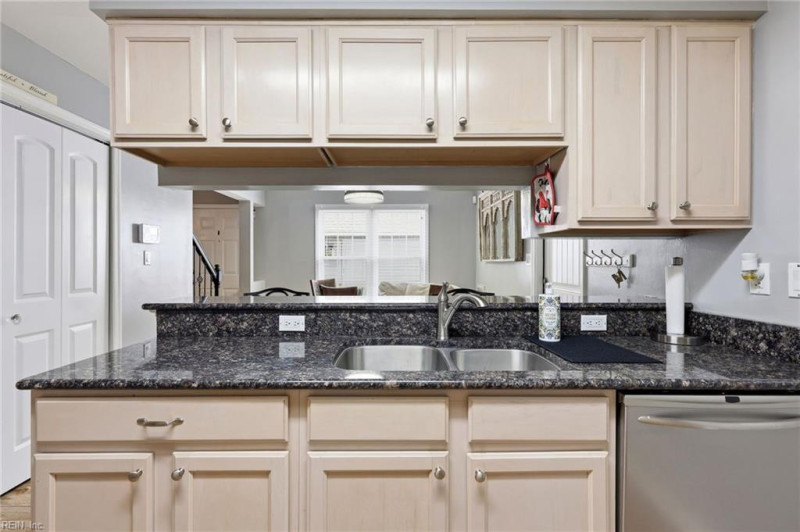 Photo 13 of 34 residential for sale in Chesapeake virginia