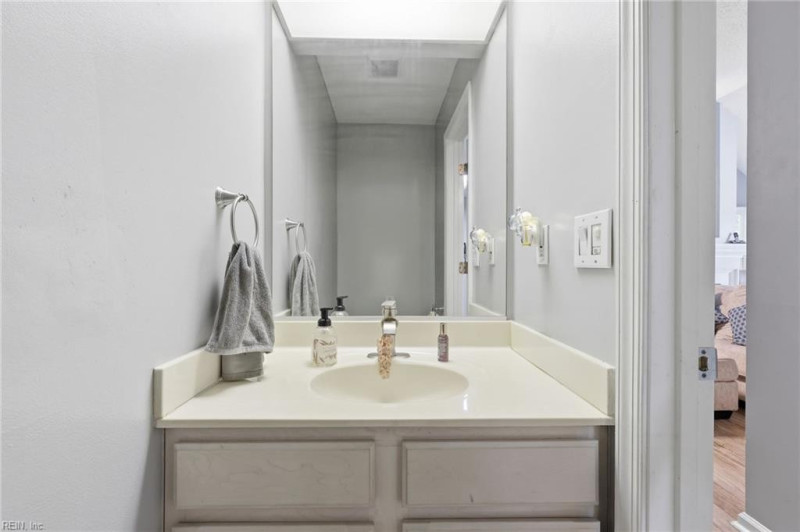 Photo 14 of 34 residential for sale in Chesapeake virginia