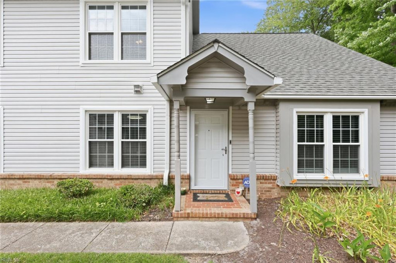 Photo 2 of 34 residential for sale in Chesapeake virginia