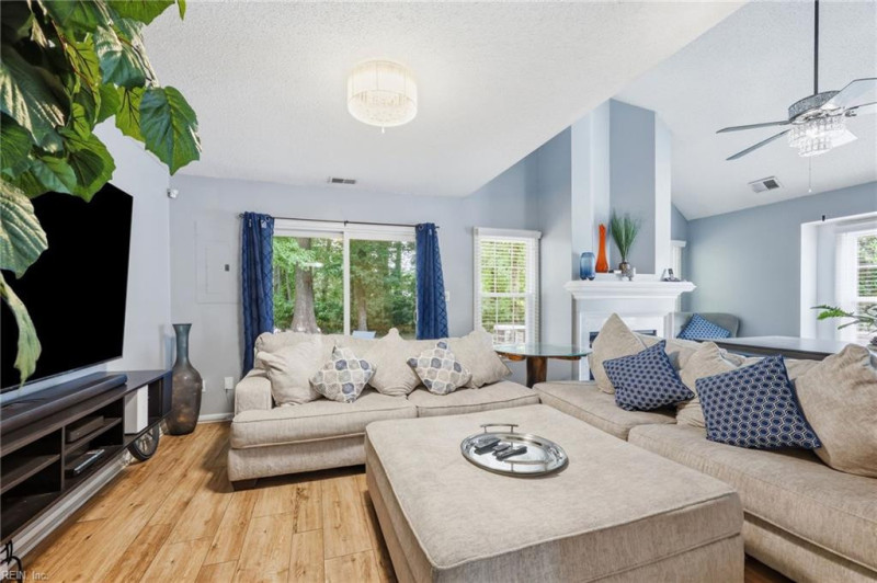 Photo 7 of 34 residential for sale in Chesapeake virginia