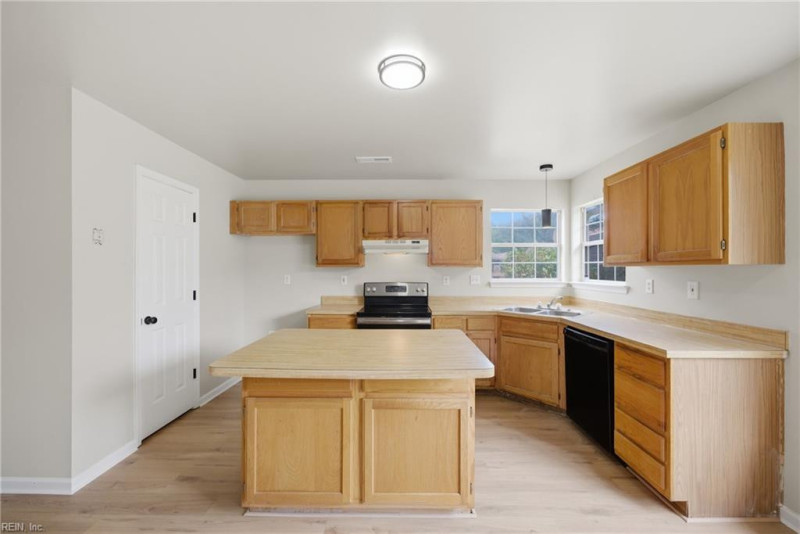 Photo 7 of 28 residential for sale in Chesapeake virginia