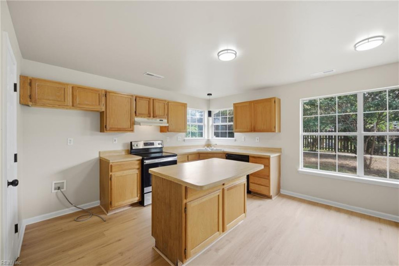 Photo 8 of 28 residential for sale in Chesapeake virginia