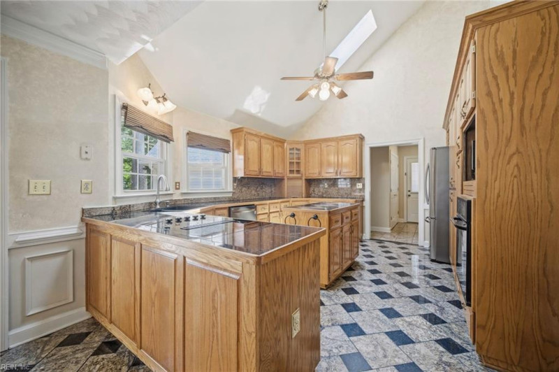 Photo 11 of 32 residential for sale in Chesapeake virginia
