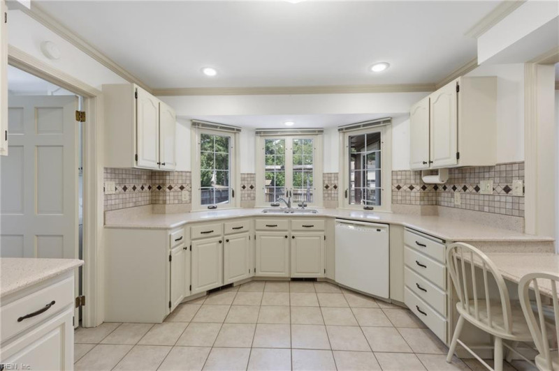Photo 3 of 46 residential for sale in Chesapeake virginia