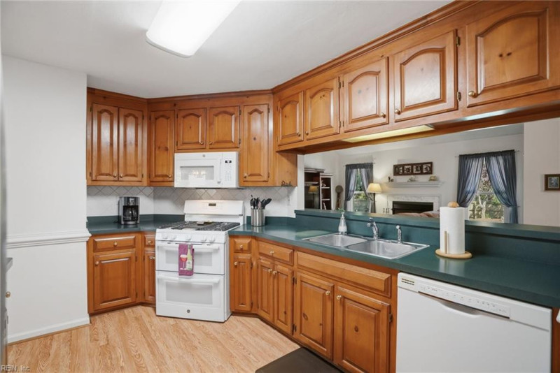 Photo 10 of 40 residential for sale in Chesapeake virginia