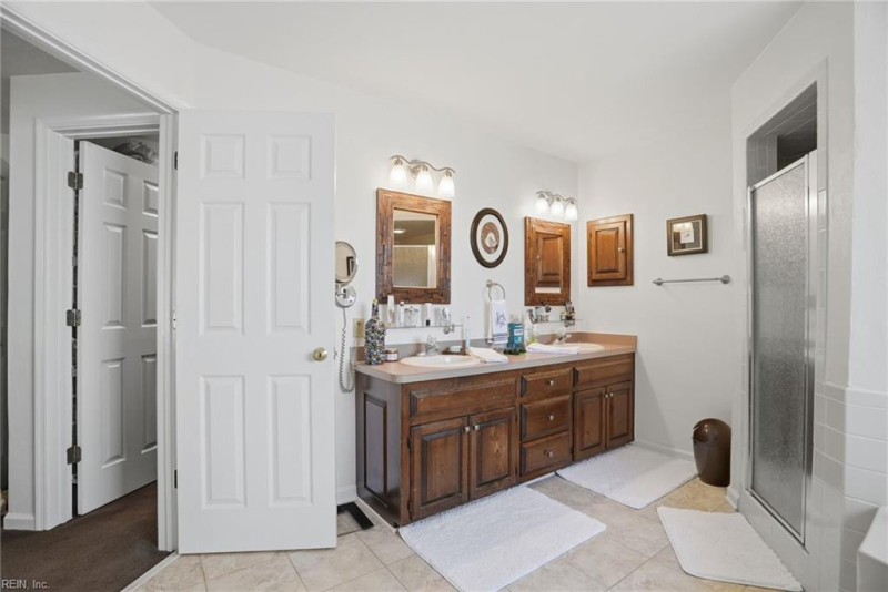 Photo 18 of 40 residential for sale in Chesapeake virginia