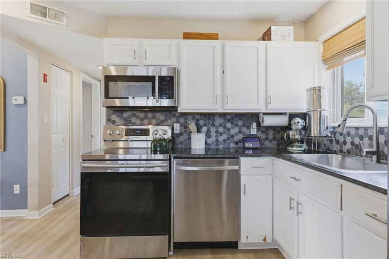Photo 11 of 28 residential for sale in Virginia Beach virginia