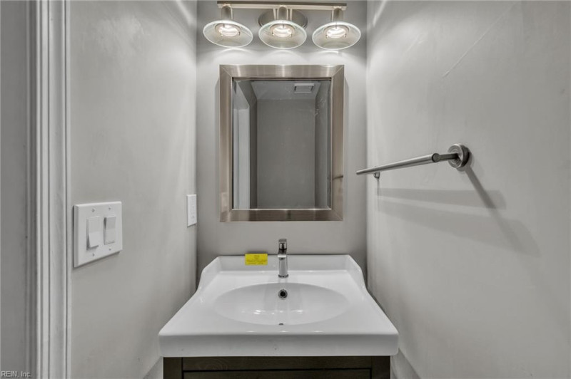 Photo 13 of 31 residential for sale in Chesapeake virginia